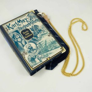 Tasche aus einem Buch von Karl May's Illustrierten Werken kombiniert mit dunkelblauer Krawatte. Am Cover sind diverse Abbildungen über die Abenteuer, die in Karl May's Büchern beschrieben sind, enthalten.
