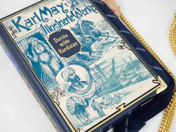 Tasche aus einem Buch von Karl May's Illustrierten Werken kombiniert mit dunkelblauer Krawatte. Am Cover sind diverse Abbildungen über die Abenteuer, die in Karl May's Büchern beschrieben sind, enthalten.