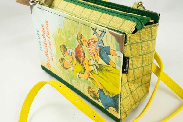 Tasche aus einem Kinderbuch "Nesthäkchen und ihre Küken" mit Vintage-Abbildungen in gelb/grün gehalten, kombiniert mit einer gelb/grünen Krawatte, gelber Taschenriemen