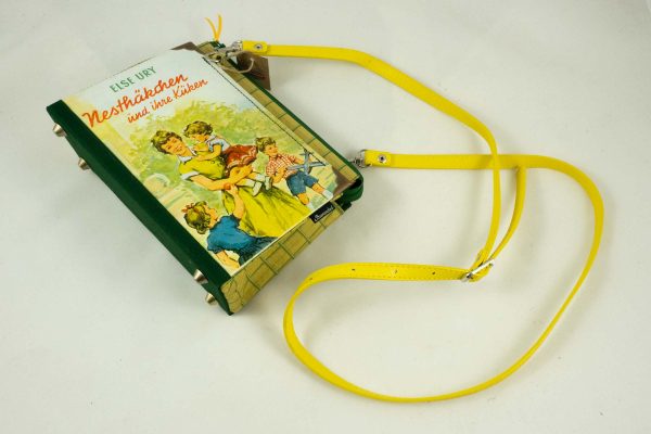 Tasche aus einem Kinderbuch "Nesthäkchen und ihre Küken" mit Vintage-Abbildungen in gelb/grün gehalten, kombiniert mit einer gelb/grünen Krawatte, gelber Taschenriemen