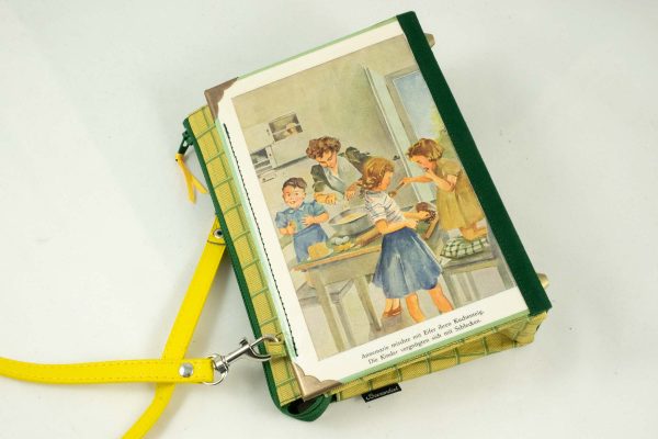 Tasche aus einem Kinderbuch "Nesthäkchen und ihre Küken" mit Vintage-Abbildungen in gelb/grün gehalten, kombiniert mit einer gelb/grünen Krawatte, gelber Taschenriemen