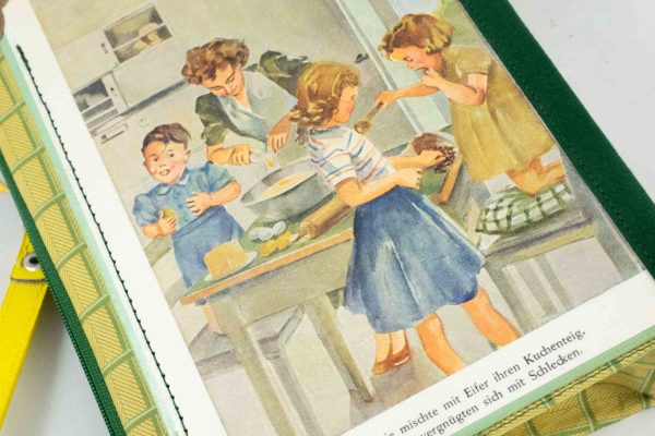 Tasche aus einem Kinderbuch "Nesthäkchen und ihre Küken" mit Vintage-Abbildungen in gelb/grün gehalten, kombiniert mit einer gelb/grünen Krawatte, gelber Taschenriemen