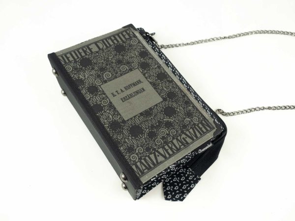 Tasche/Clutch aus einem Buch von einer Serie der Neueren Dichter vom Manz Verlag Wien in grau/schwarz gehalten mit einer schwarz gemusterten Krawatte kombiniert