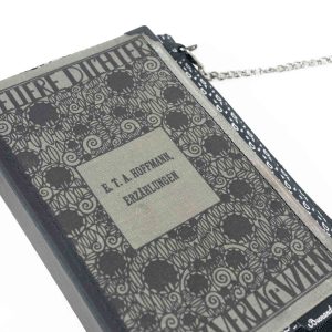 Tasche/Clutch aus einem Buch von einer Serie der Neueren Dichter vom Manz Verlag Wien in grau/schwarz gehalten mit einer schwarz gemusterten Krawatte kombiniert