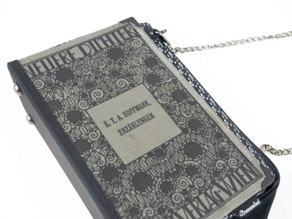 Tasche/Clutch aus einem Buch von einer Serie der Neueren Dichter vom Manz Verlag Wien in grau/schwarz gehalten mit einer schwarz gemusterten Krawatte kombiniert