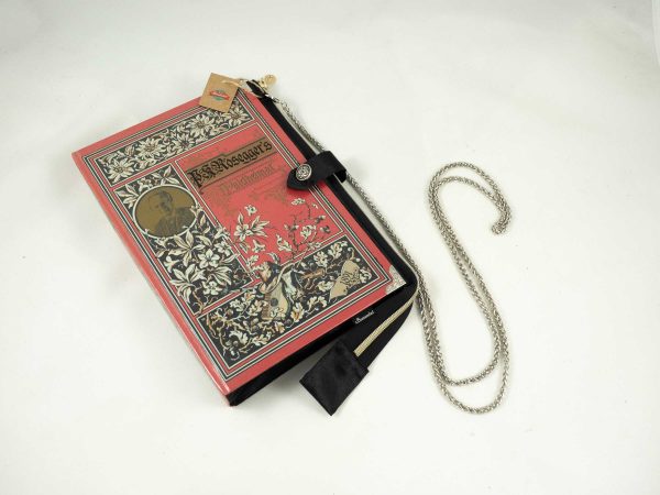 Tasche aus einem Buch von Peter Roseggers Waldheimat in altrosa mit vielen silber/gold/schwarzen Ornamenten, kombiniert mit schwarzem Satinstoff, silberne Metallelemente als Kantenschutz und Taschenriemen