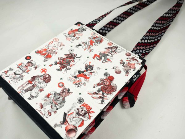 Tasche aus vintage Schwarze-Peter-Spielkarten in scharz/rot gehalten kombiniert mit zwei verschiedenen Krawatten mit ähnlichen Farben und schwarzem Stoff, roter Reißverschluss, lange Henkel