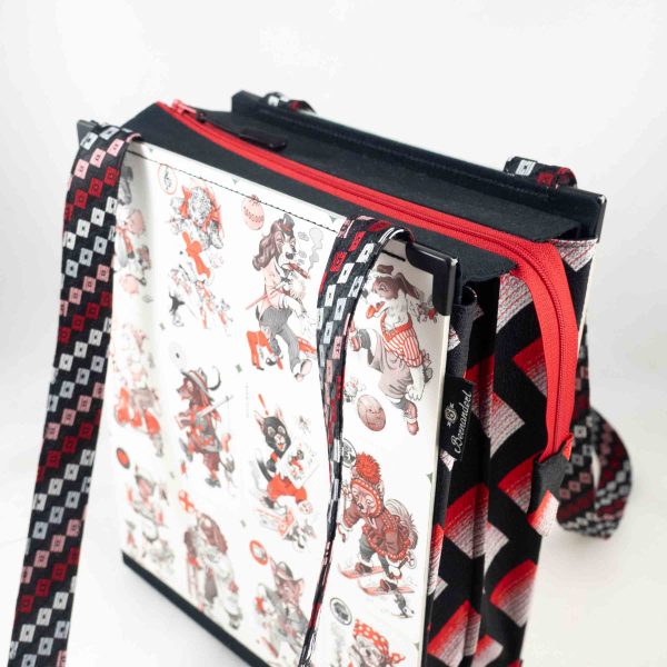 Tasche aus vintage Schwarze-Peter-Spielkarten in scharz/rot gehalten kombiniert mit zwei verschiedenen Krawatten mit ähnlichen Farben und schwarzem Stoff, roter Reißverschluss, lange Henkel