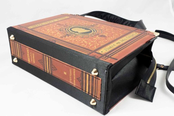 Tasche aus einem alten Shakespeare Buch in braun mit dem Kopf von Shakespeare am Cover, kombiniert mit schwarzem Satinstoff