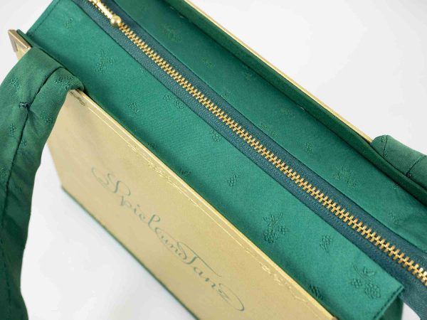 Tasche aus einem alten Sammelalbum "Spiel und Tanz" komplett in Gold mit dunkelgrüner Aufschrift kombiniert mit trächtig gemusterter, grüner Krawatte, langer Henkel