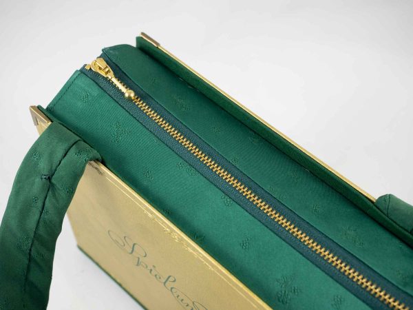 Tasche aus einem alten Sammelalbum "Spiel und Tanz" komplett in Gold mit dunkelgrüner Aufschrift kombiniert mit trächtig gemusterter, grüner Krawatte, langer Henkel