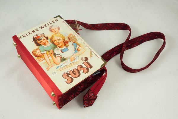 Tasche aus einem Kinderbuch "Susi" kombiniert mit einer rote gemusterten Krawatte, der auch als Henkel dient.