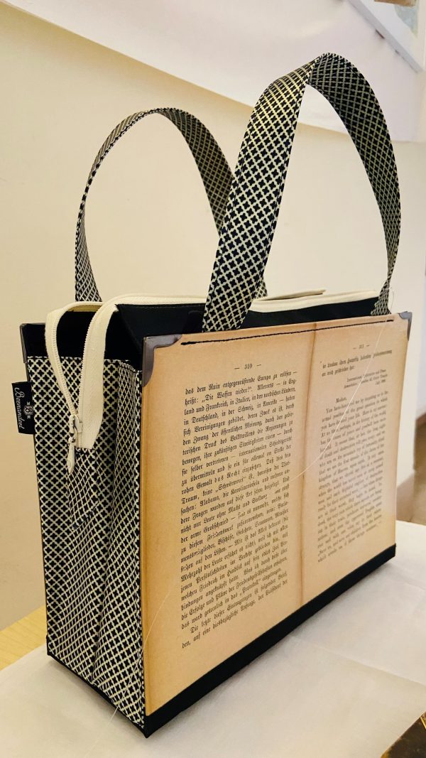 Tasche aus Buchseiten von Bertha von Suttners Buch "Die Waffen nieder"