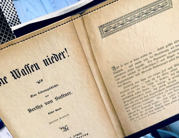 Tasche aus Buchseiten von Bertha von Suttners Buch "Die Waffen nieder"