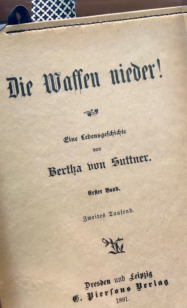 Tasche aus Buchseiten von Bertha von Suttners Buch "Die Waffen nieder"