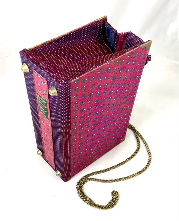 Tasche aus einem Buch von Bonsels "Von Blumen, Tieren und Gott" in blumigen Stoffeinband, pink, kombiniert mit pink/lila Krawatte und Reißveschluss