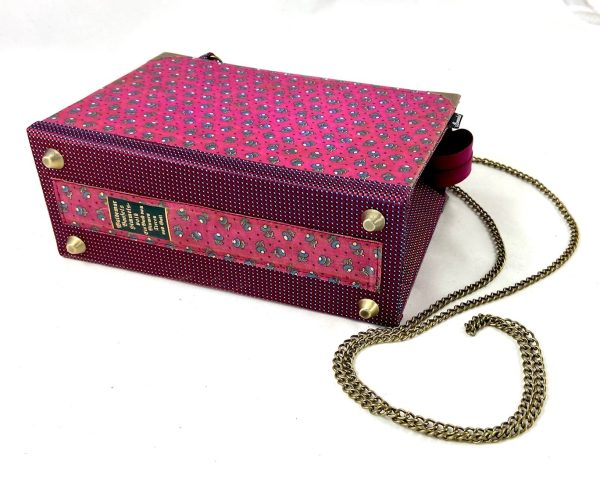 Tasche aus einem Buch von Bonsels "Von Blumen, Tieren und Gott" in blumigen Stoffeinband, pink, kombiniert mit pink/lila Krawatte und Reißveschluss