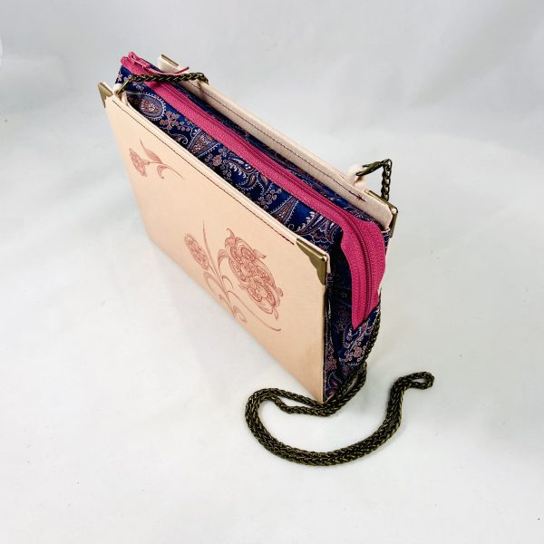 Tasche aus einem Buch "Ewig jung und zeitlos schön" in aprikotfarben mit Blumen am Cover kombiniert mit einer dunkelblau/aprikotarbig gemusterter Krawatte