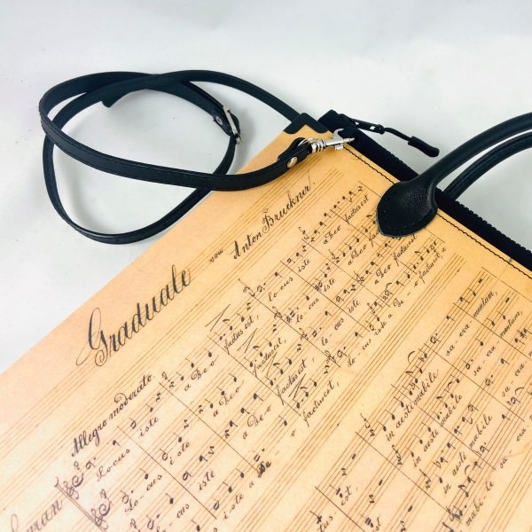 Tasche aus einer Anton Bruckner Partitur "Locus iste" mit kurzen Henkeln und langem Riemen in schwarz
