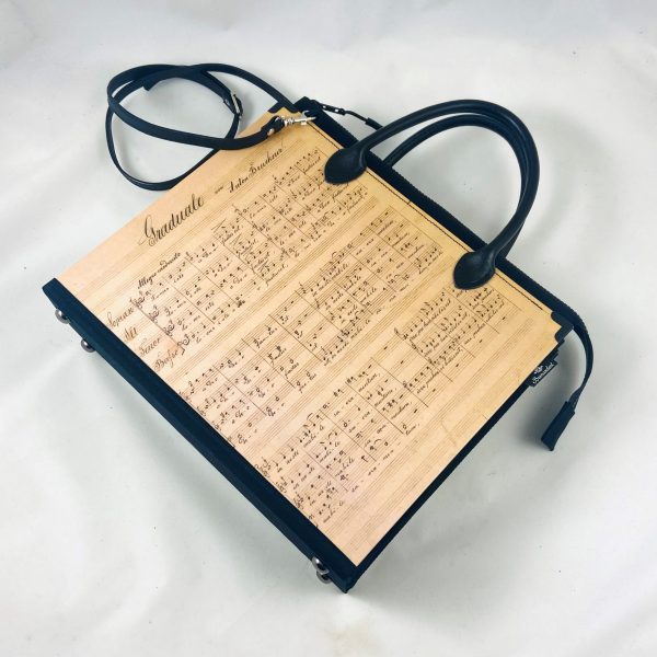 Tasche aus einer Anton Bruckner Partitur "Locus iste" mit kurzen Henkeln und langem Riemen in schwarz