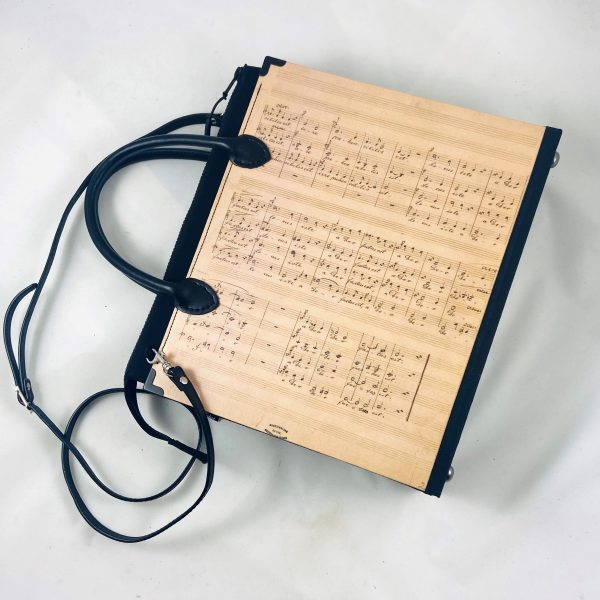Tasche aus einer Anton Bruckner Partitur "Locus iste" mit kurzen Henkeln und langem Riemen in schwarz