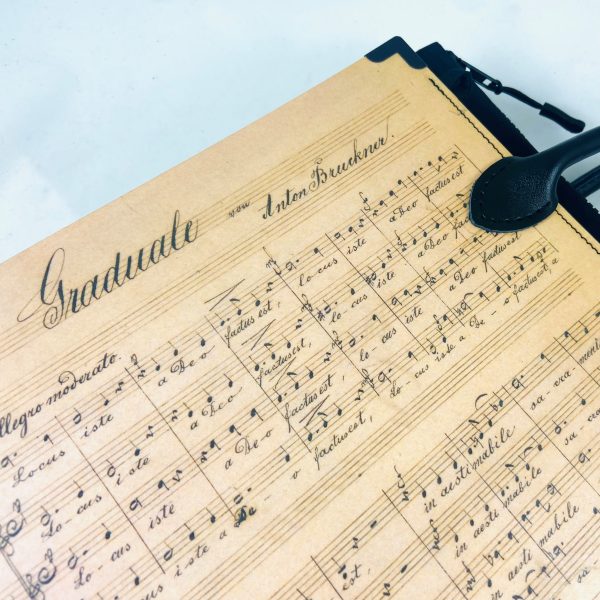Tasche aus einer Anton Bruckner Partitur "Locus iste" mit kurzen Henkeln und langem Riemen in schwarz
