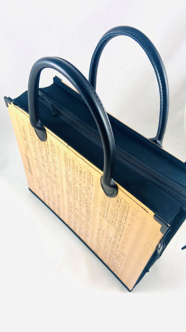 Tasche aus einer Anton Bruckner Partitur "Locus iste" mit kurzen Henkeln und langem Riemen in schwarz