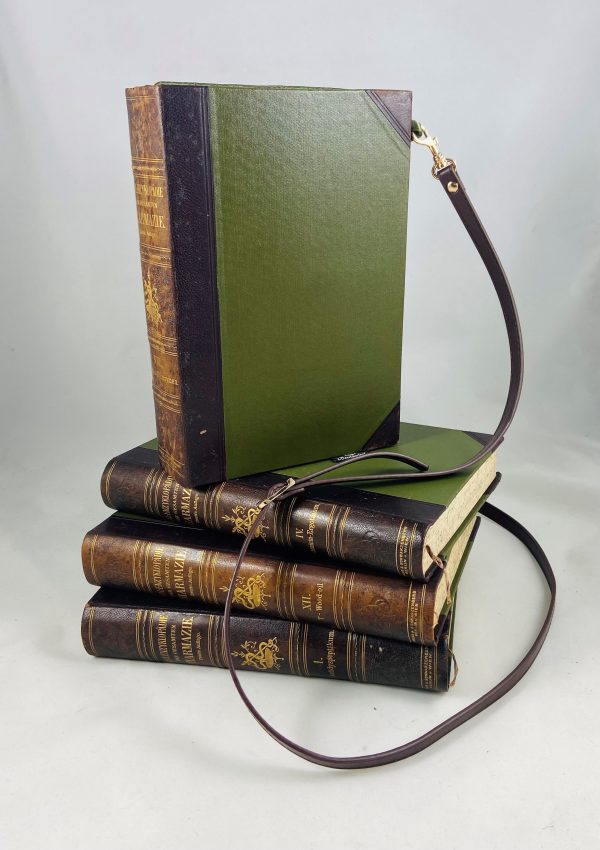 Tasche aus einem Pharmazie Enzyklopädie Buch in Grün mit braunem Lederreücken und Goldrpägungen kombiniert mit Grünem SToff und weinrot/braunem Reißverschluss