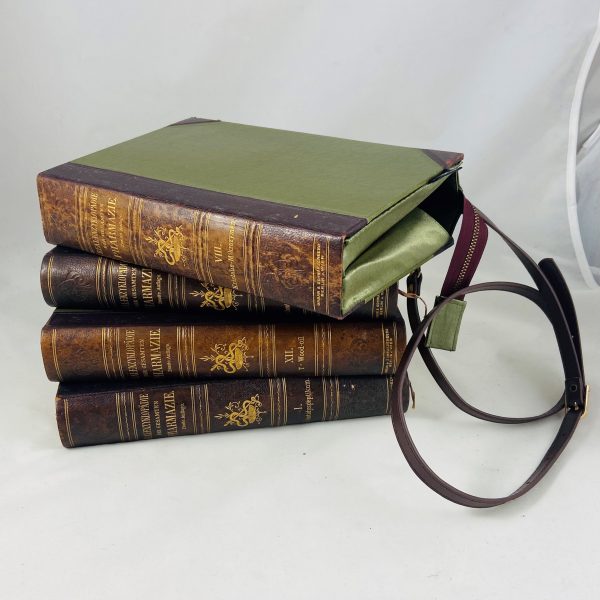 Tasche aus einem Pharmazie Enzyklopädie Buch in Grün mit braunem Lederreücken und Goldrpägungen kombiniert mit Grünem SToff und weinrot/braunem Reißverschluss