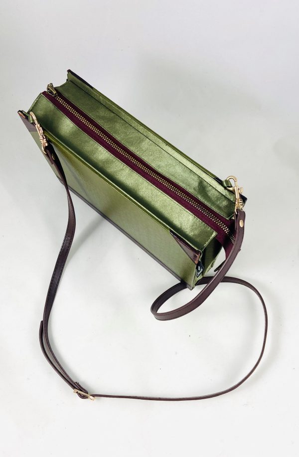 Tasche aus einem Pharmazie Enzyklopädie Buch in Grün mit braunem Lederreücken und Goldrpägungen kombiniert mit Grünem SToff und weinrot/braunem Reißverschluss