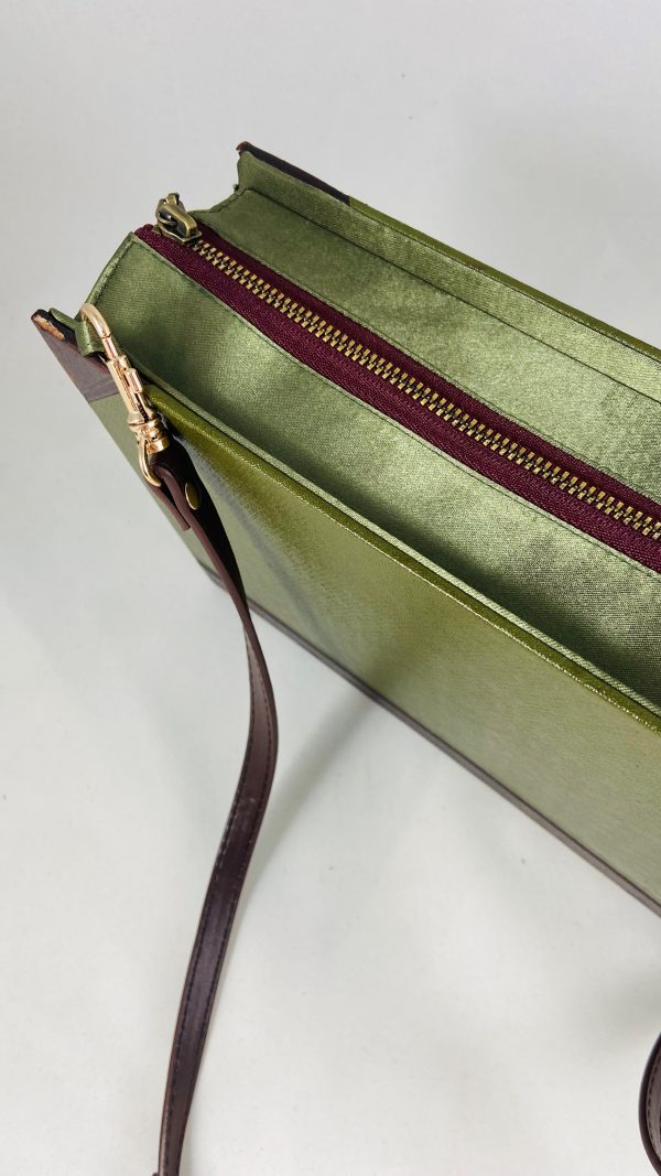 Tasche aus einem Pharmazie Enzyklopädie Buch in Grün mit braunem Lederreücken und Goldrpägungen kombiniert mit Grünem SToff und weinrot/braunem Reißverschluss