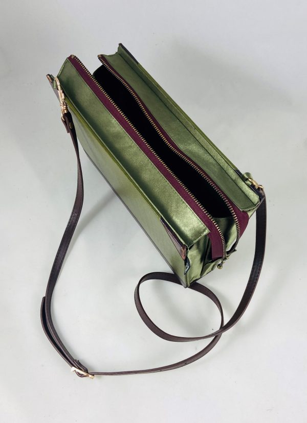 Tasche aus einem Pharmazie Enzyklopädie Buch in Grün mit braunem Lederreücken und Goldrpägungen kombiniert mit Grünem SToff und weinrot/braunem Reißverschluss