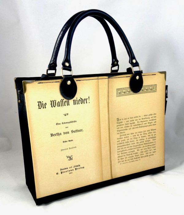 Tasche aus Buchseiten von Bertha von Suttners Buch "Die Waffen nieder"