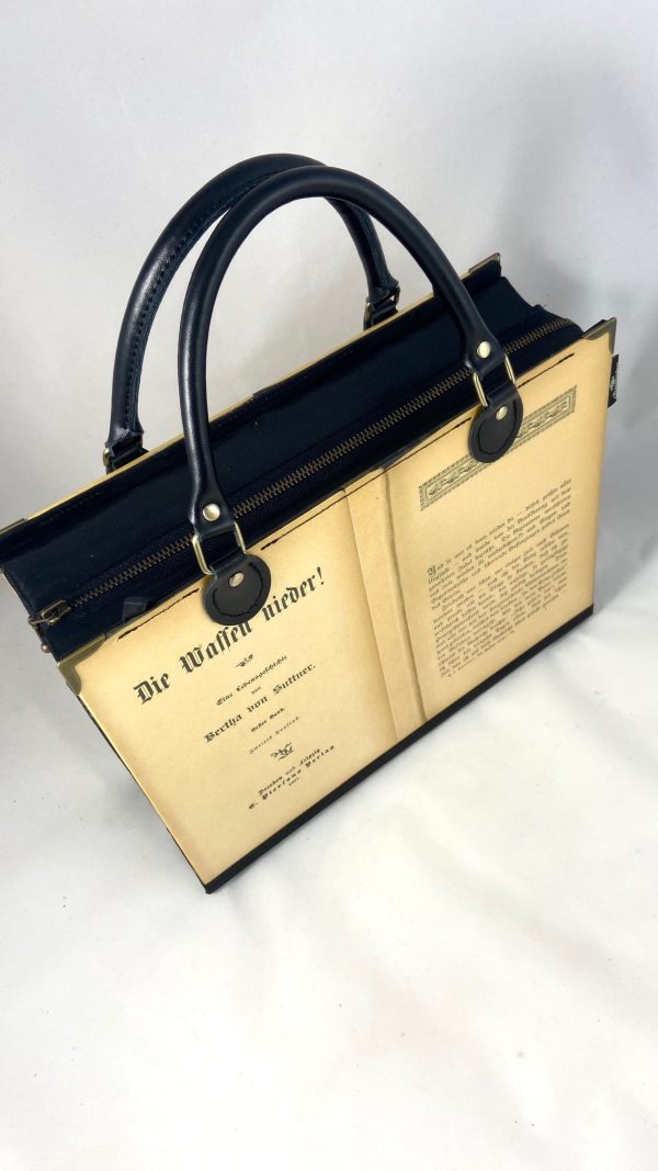 Tasche aus Buchseiten von Bertha von Suttners Buch "Die Waffen nieder"