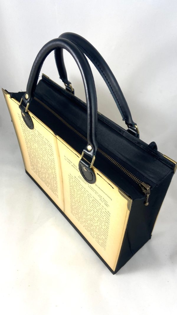Tasche aus Buchseiten von Bertha von Suttners Buch "Die Waffen nieder"