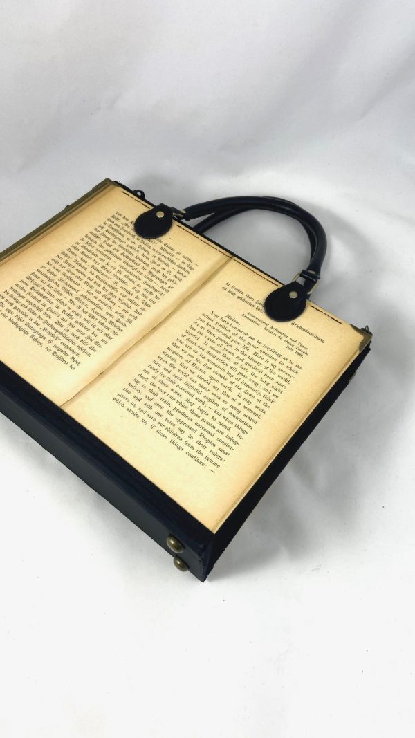 Tasche aus Buchseiten von Bertha von Suttners Buch "Die Waffen nieder"