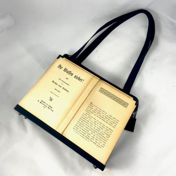 Tasche aus Buchseiten von Bertha von Suttners Buch "Die Waffen nieder"