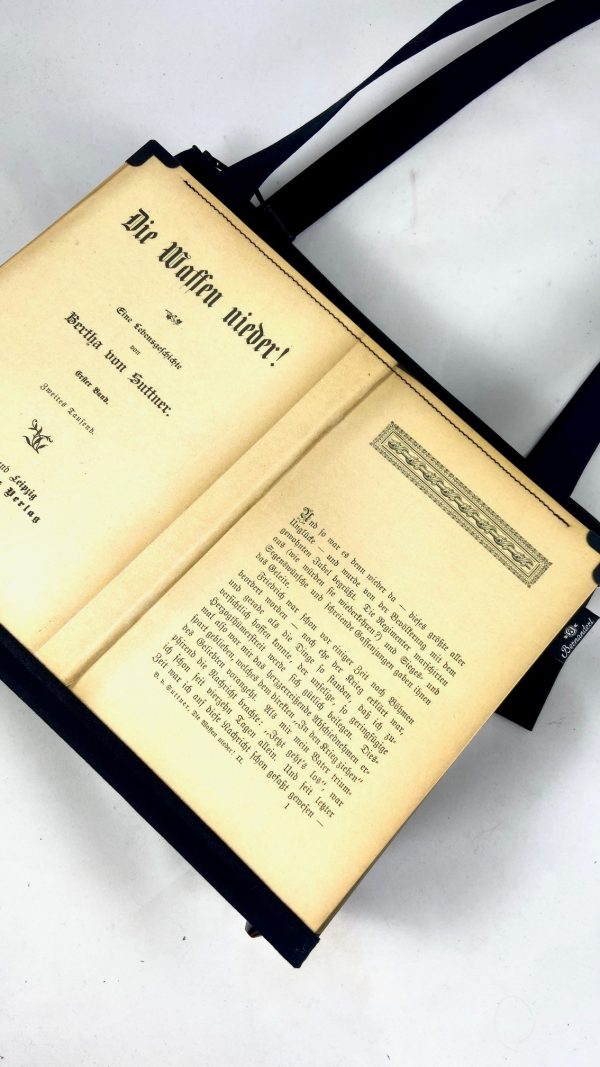Tasche aus Buchseiten von Bertha von Suttners Buch "Die Waffen nieder"