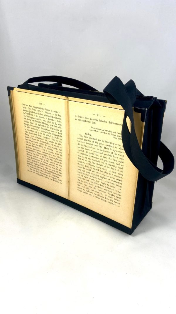 Tasche aus Buchseiten von Bertha von Suttners Buch "Die Waffen nieder"