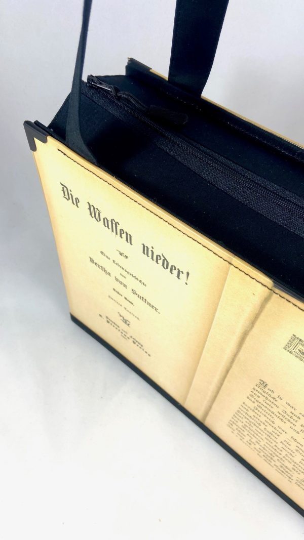 Tasche aus Buchseiten von Bertha von Suttners Buch "Die Waffen nieder"