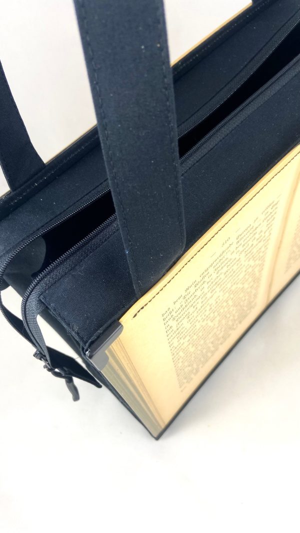 Tasche aus Buchseiten von Bertha von Suttners Buch "Die Waffen nieder"