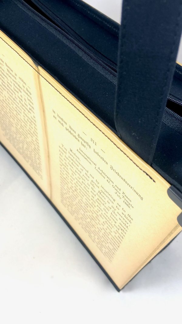 Tasche aus Buchseiten von Bertha von Suttners Buch "Die Waffen nieder"