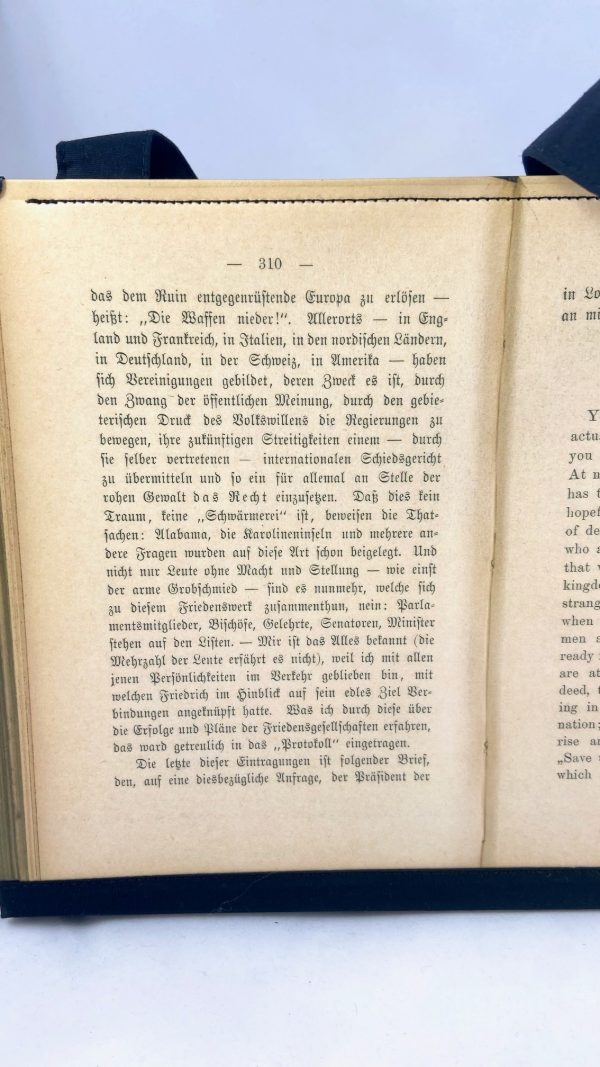 Tasche aus Buchseiten von Bertha von Suttners Buch "Die Waffen nieder"