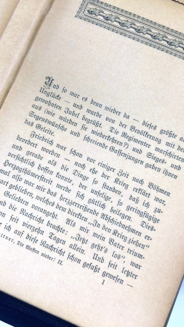 Tasche aus Buchseiten von Bertha von Suttners Buch "Die Waffen nieder"