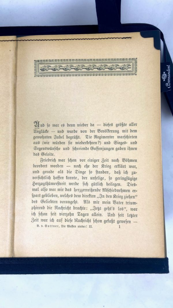Tasche aus Buchseiten von Bertha von Suttners Buch "Die Waffen nieder"