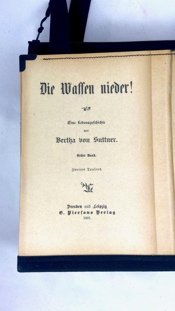Tasche aus Buchseiten von Bertha von Suttners Buch "Die Waffen nieder"