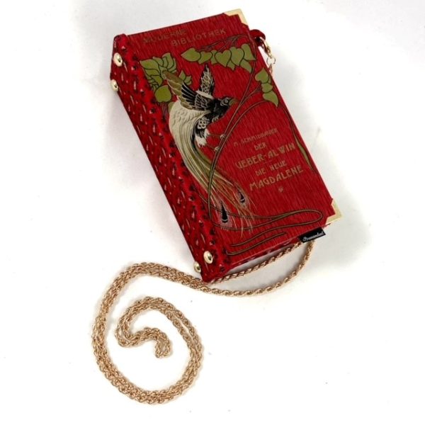 Tasche/Clutch aus einem kleinen Büchlein der Serie "Moderne Bibliothek" in rot, am Cover ein großer prächtiger Vogel, schön geprägtes Cover mit Titel "Der Über-Alvin" und " Die neue Magdalene", kombiniert mit einer roten Trachtenkrawatte passend zum Cover.