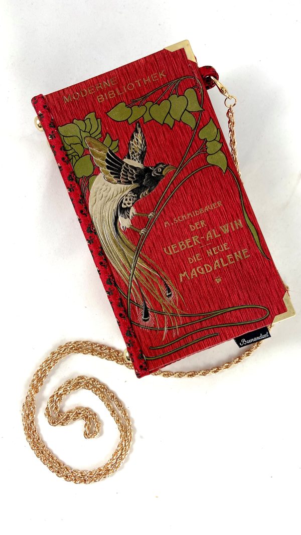 Tasche/Clutch aus einem kleinen Büchlein der Serie "Moderne Bibliothek" in rot, am Cover ein großer prächtiger Vogel, schön geprägtes Cover mit Titel "Der Über-Alvin" und " Die neue Magdalene", kombiniert mit einer roten Trachtenkrawatte passend zum Cover.
