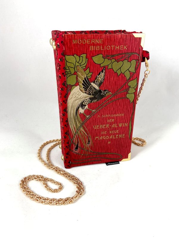 Tasche/Clutch aus einem kleinen Büchlein der Serie "Moderne Bibliothek" in rot, am Cover ein großer prächtiger Vogel, schön geprägtes Cover mit Titel "Der Über-Alvin" und " Die neue Magdalene", kombiniert mit einer roten Trachtenkrawatte passend zum Cover.