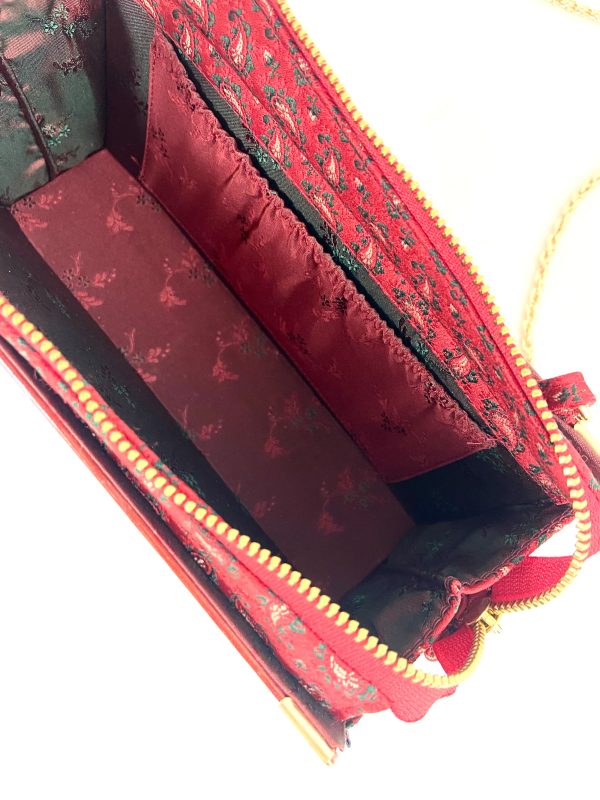 Tasche/Clutch aus einem kleinen Büchlein der Serie "Moderne Bibliothek" in rot, am Cover ein großer prächtiger Vogel, schön geprägtes Cover mit Titel "Der Über-Alvin" und " Die neue Magdalene", kombiniert mit einer roten Trachtenkrawatte passend zum Cover.